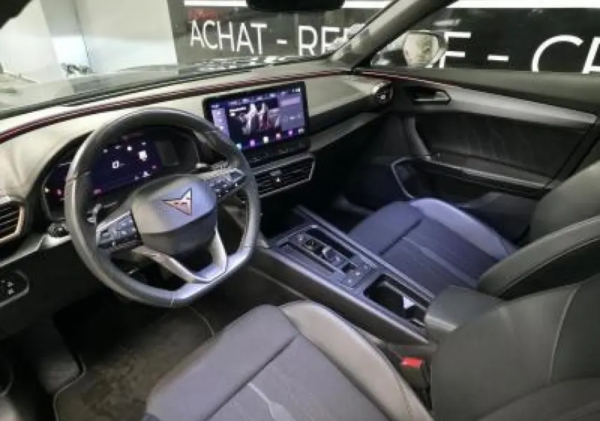 Vue intérieure avant droite du CUPRA Formentor 2022, tableau de bord numérique et volant sport multifonction en cuir.