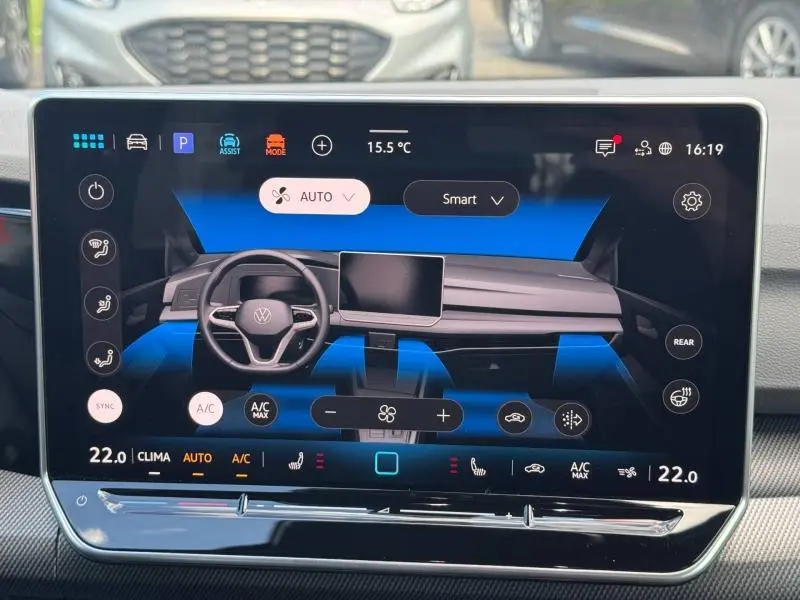 Écran tactile central de la Volkswagen Golf 1.5 eTSI R-Line 2026 montrant les commandes de climatisation et d’assistance.