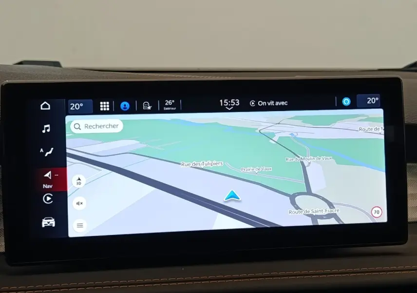 Écran tactile central de navigation affichant une carte 3D dans l'Alfa Romeo Tonale 1.5T Hybrid bleu, vue intérieure.