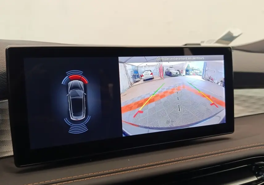 Écran tactile intérieur affichant la caméra de recul et l'aide au stationnement du tableau de bord de l'Alfa Romeo Tonale.