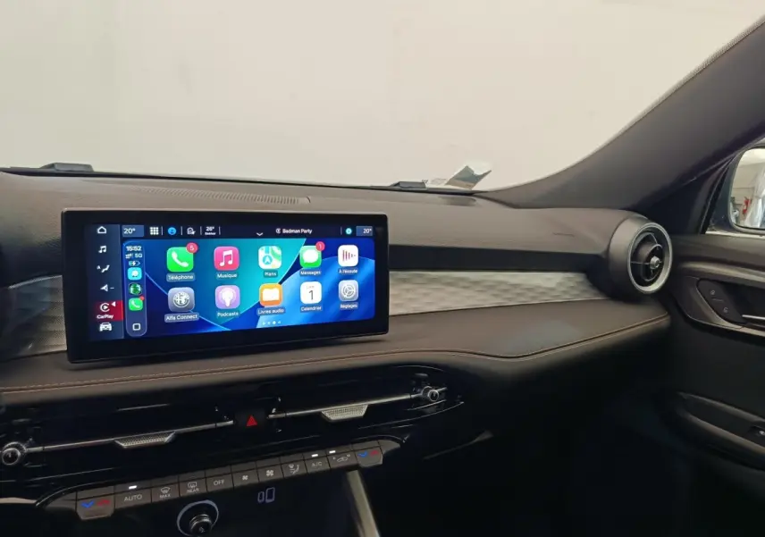 Vue intérieure du tableau de bord de l'Alfa Romeo Tonale 1.5T Hybrid 2023 avec écran tactile central et finitions noires.