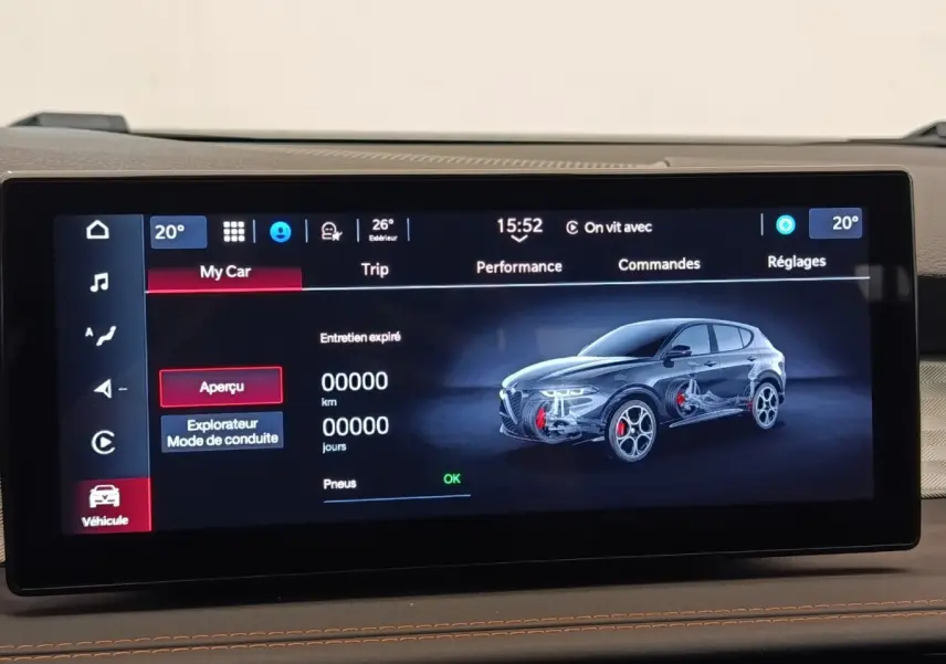 Écran tactile intérieur affichant une vue latérale droite stylisée en bleu de l'Alfa Romeo Tonale 1.5T Hybrid 2023.