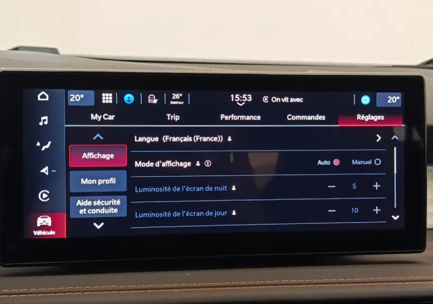 Écran tactile central de l'Alfa Romeo Tonale 1.5T Hybrid 160 VGT affichant les réglages d'affichage en français.