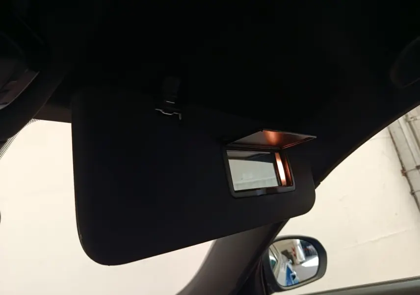 Pare-soleil côté conducteur avec miroir éclairé dans l'habitacle d'une Alfa Romeo Tonale bleu 2023.