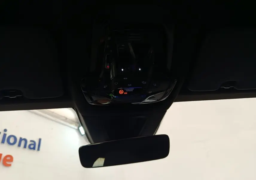 Vue intérieure centrée sur le plafonnier noir avec commandes et rétroviseur intérieur d'une Alfa Romeo Tonale 2023.