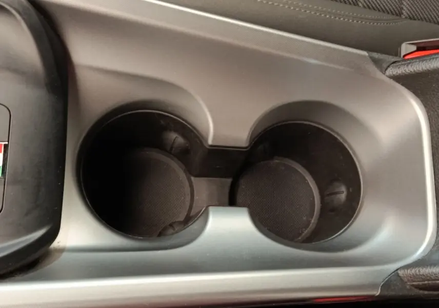 Gros plan sur les porte-gobelets centraux gris argent dans l’habitacle de l’Alfa Romeo Tonale 1.5T Hybrid 2023.
