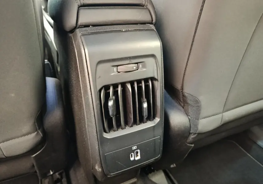 Détail des aérateurs arrière et ports USB dans l'habitacle noir de l'Alfa Romeo Tonale 1.5T Hybrid 2023.