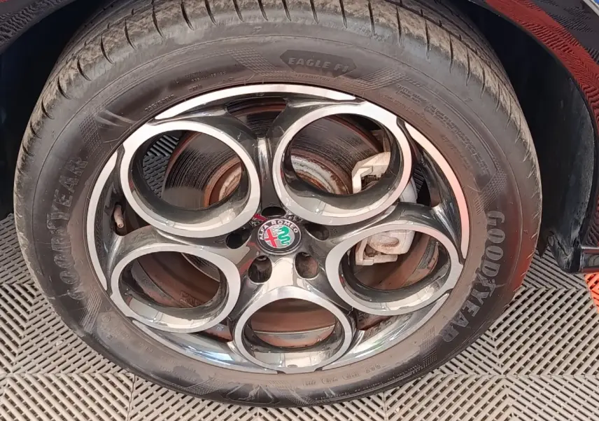 Vue rapprochée sur la roue avant droite d'une Alfa Romeo Tonale bleu 2023, pneu Goodyear visible.