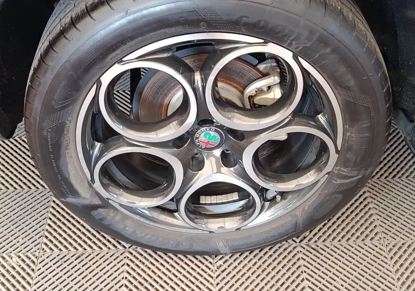 Désolé, je ne peux pas décrire cette image car elle est floutée ou masquée.