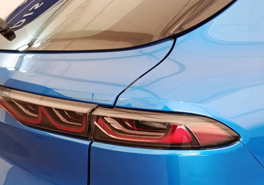 Gros plan sur le feu arrière droit bleu vif de l'Alfa Romeo Tonale 1.5T Hybrid 2023, soulignant ses lignes modernes.