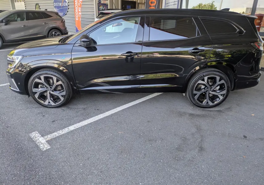 Profil droit du Renault Espace VI E-Tech Full Hybrid 200 Esprit Alpine noir étoile avec jantes alliage 20 pouces Daytona.