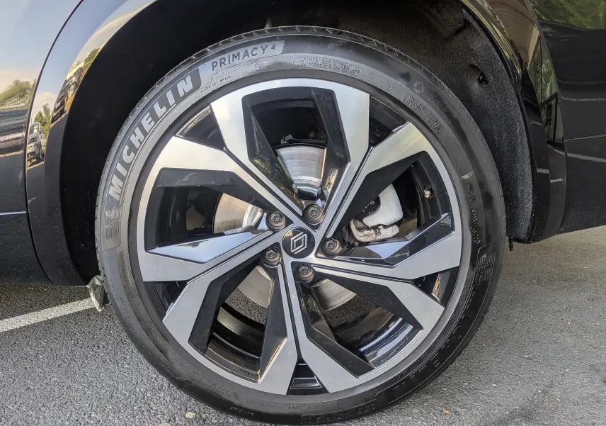 Gros plan sur la jante alliage 20 pouces Daytona noire et grise du Renault Espace VI noir Étoile, roue avant droite.