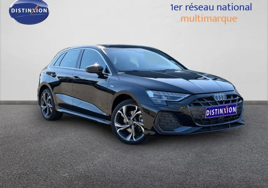 Audi A3 Sportback 2025 noir Mythic métallisé en 3/4 avant avec jantes alu et calandre S line distinctive.