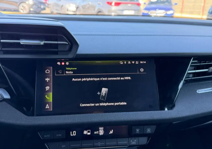 Vue rapprochée de l’écran tactile central et de la console de la Audi A3 Sportback 2025, intérieur noir.
