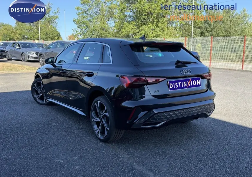Audi A3 Sportback noir Mythic métallisé vue 3/4 arrière droit avec jantes alu et becquet arrière.