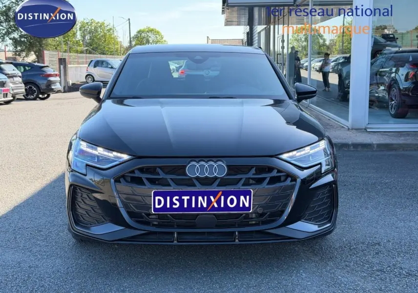 Audi A3 Sportback noir Mythic métallisé vue de face, mettant en valeur sa calandre S line et ses phares LED distinctifs.