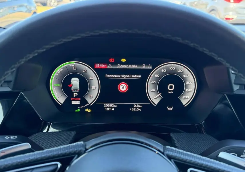 Vue centrée du tableau de bord numérique de l'Audi A3 Sportback 2025 avec affichage des panneaux de signalisation.