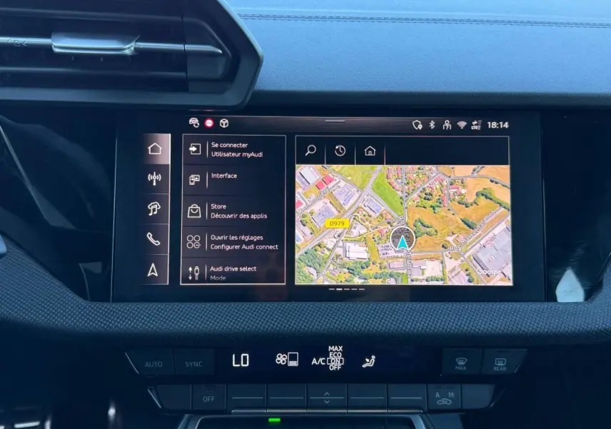 Vue rapprochée de l’écran tactile central et de la console de l’Audi A3 Sportback 2025, intérieur noir.