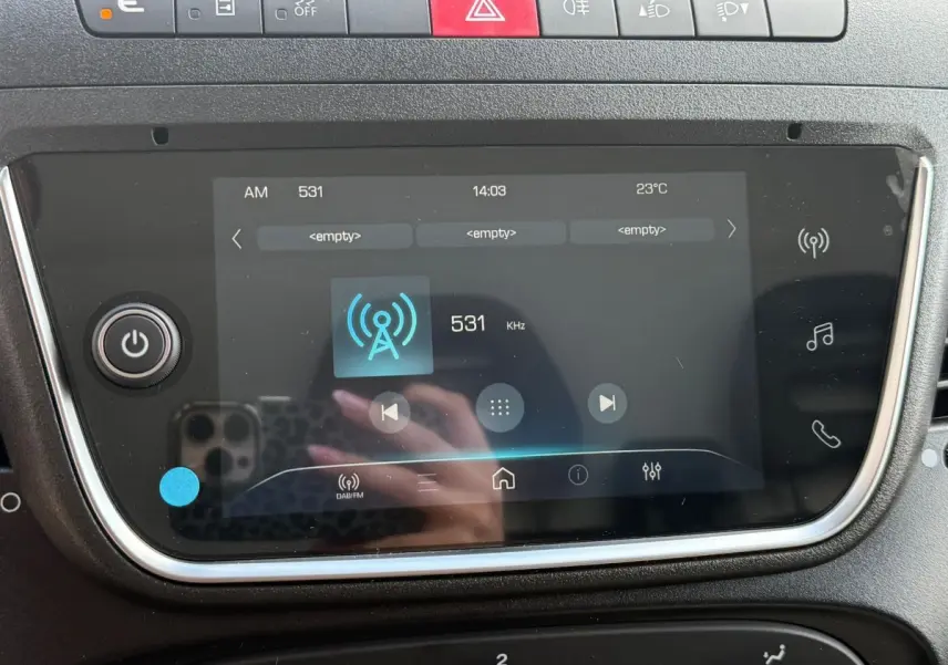 Écran tactile central du tableau de bord de l’Iveco Daily blanc, affichant la radio AM à 531 kHz.