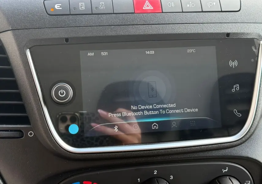Gros plan sur l’écran tactile central et les commandes supérieures du tableau de bord du Iveco Daily blanc 2026.