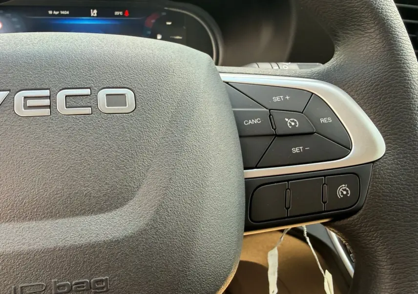 Gros plan sur le volant noir de l’Iveco Daily 2026, montrant les commandes de régulateur de vitesse à droite.