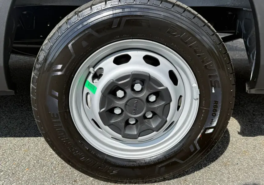 Gros plan sur la roue avant droite du fourgon blanc Iveco Daily 35S18 2026 avec jante acier et pneu Bridgestone.