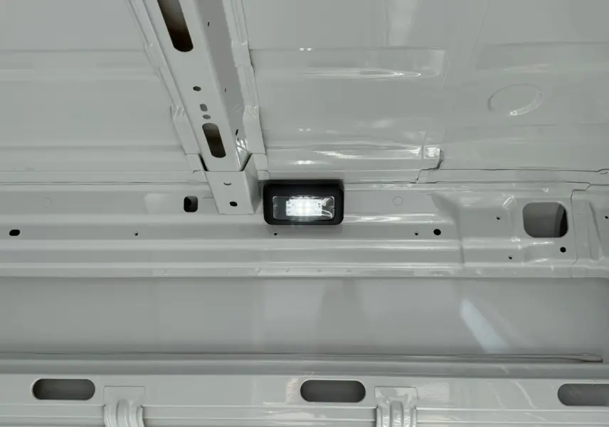 Intérieur du toit blanc du fourgon Iveco Daily 35S18 2026, avec éclairage LED encastré visible.