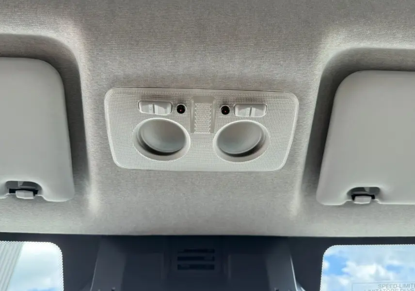 Vue intérieure du plafond avant de l'IVECO Daily blanc 2026, montrant les lampes de lecture et les pare-soleil.