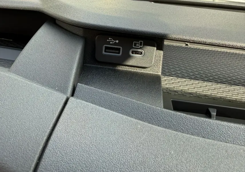 Détail intérieur du tableau de bord gris foncé de l'Iveco Daily 2026 montrant deux ports USB côte à côte.