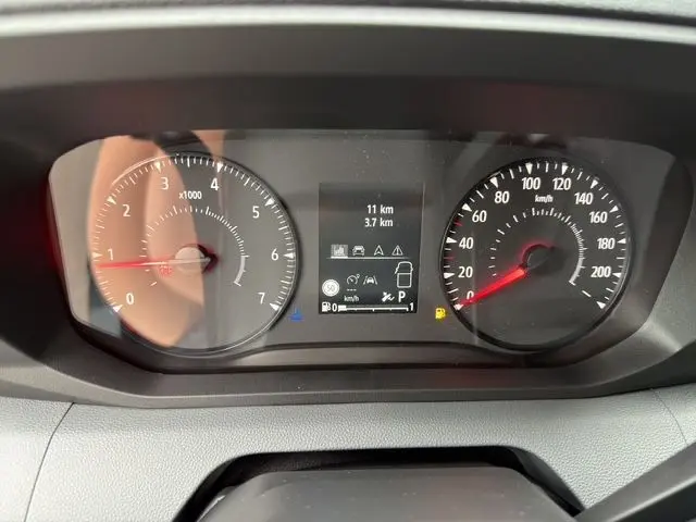 Vue rapprochée du combiné d'instrumentation numérique du Renault Master 2025, affichant la vitesse et le compte-tours.