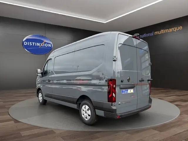 Vue 3/4 arrière droite d'un Renault Master gris urbain avec portes arrière tôlées et feux LED, en showroom.