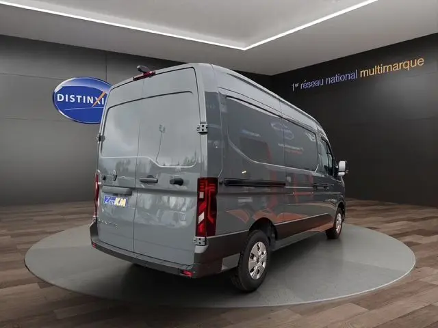 Vue 3/4 arrière droite d'un Renault Master gris urbain, portes arrière tôlées ouvertes à 270°, roues avec enjoliveurs.