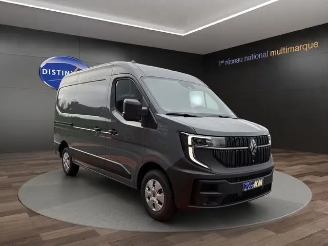 Vue 3/4 avant droit du Renault Master gris urbain avec calandre noire et phares LED distinctifs.