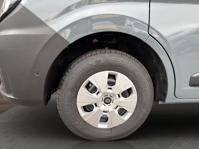 Gros plan sur la roue avant gauche du Renault Master gris urbain avec enjoliveur et pneu tous temps visible.