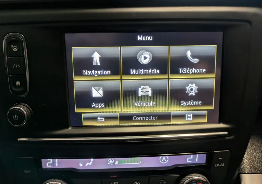 Écran tactile central du tableau de bord du Renault Kadjar gris 2017 affichant le menu principal multimédia et navigation.