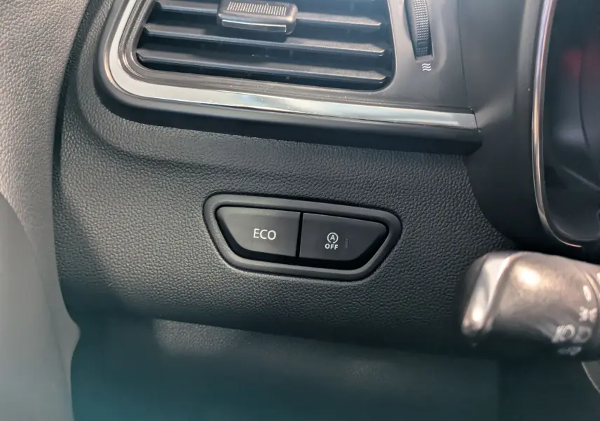 Boutons ECO et arrêt du système start-stop sur le tableau de bord noir du Renault Kadjar 1.5 DCI 110 Intens 2017.