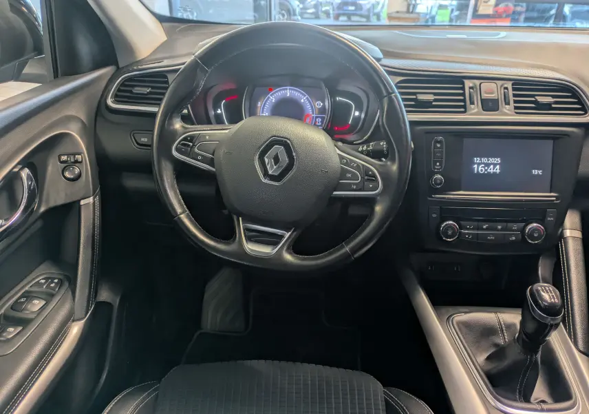 Vue intérieure du tableau de bord et volant noir d'un Renault Kadjar 1.5 DCI 110 Intens avec boîte manuelle.