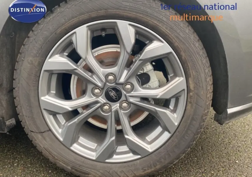 Gros plan sur la jante alliage 17 pouces gris foncé de la Ford Focus 2024 côté avant droit.