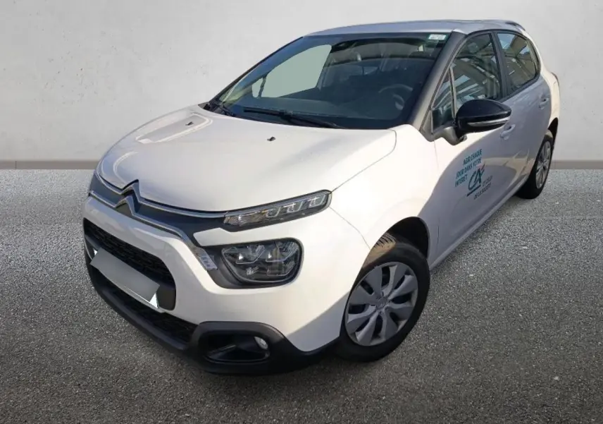 Citroën C3 blanc vue 3/4 avant droit, avec logo sur porte et jantes acier à enjoliveurs.