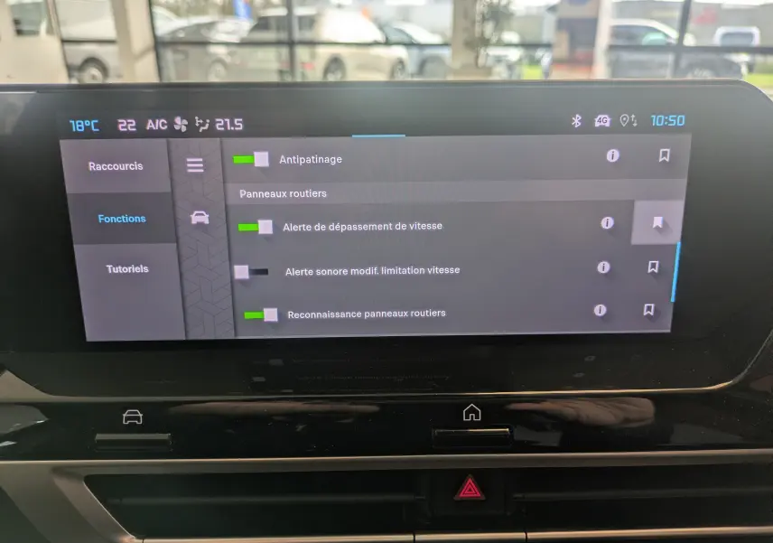 Écran tactile central de la Citroën C4 hybride 2025 affichant les réglages d’aide à la conduite en intérieur.