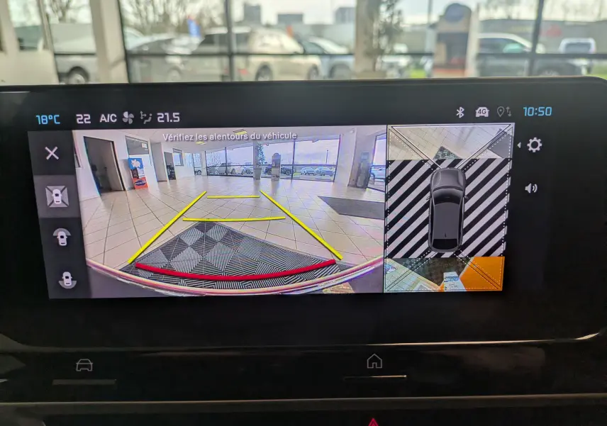 Écran tactile de la Citroën C4 hybride bleu Eclipse montrant la caméra de recul et vue 360° intérieure.