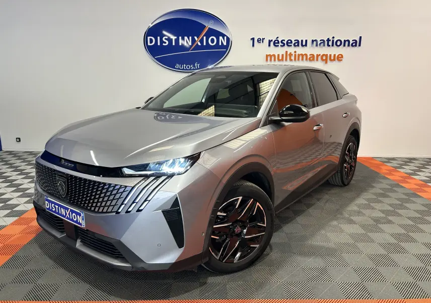 Peugeot 3008 III Hybrid gris Artense en 3/4 avant droit, avec calandre distinctive et jantes noires brillantes.