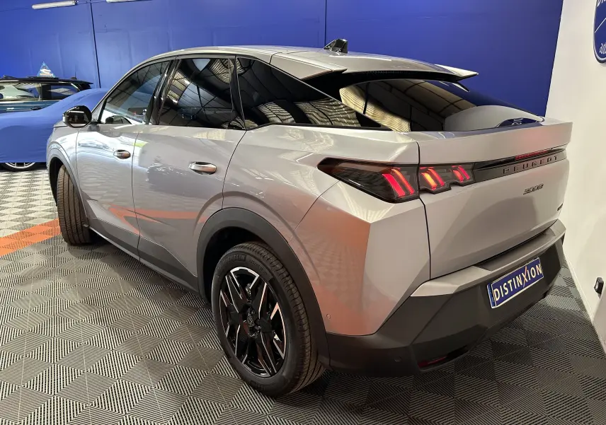 Vue 3/4 arrière droite du Peugeot 3008 gris Artense avec feux LED et jantes noires en concession.