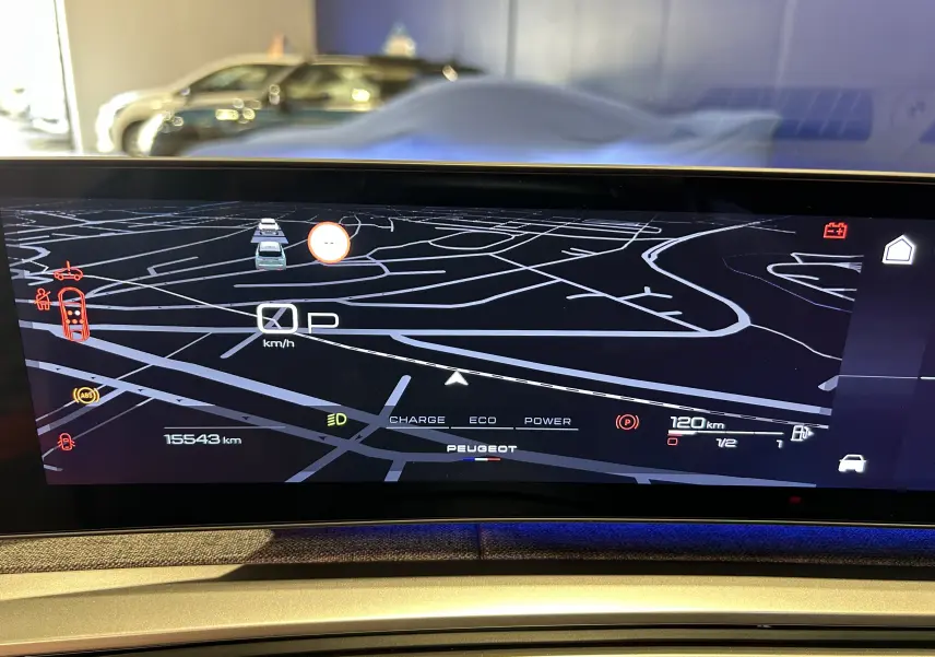 Affichage numérique de l'i-Cockpit Peugeot 3008 III Hybrid 145, vue du tableau de bord avec navigation et indicateurs.