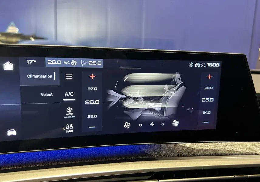 Écran tactile du tableau de bord du Peugeot 3008 Hybrid 2024 affichant les réglages de climatisation et ventilation.