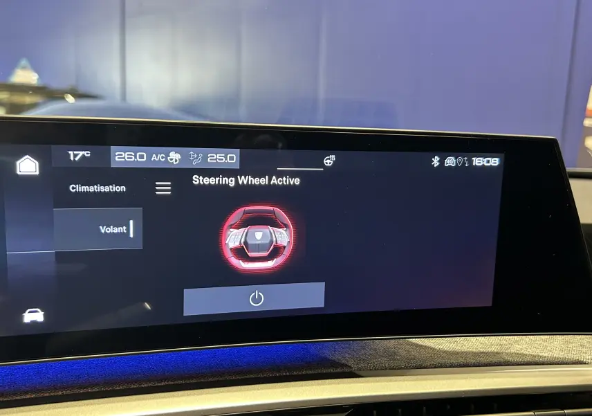 Écran tactile intérieur du Peugeot 3008 gris Artense 2024 montrant l'activation du volant chauffant.