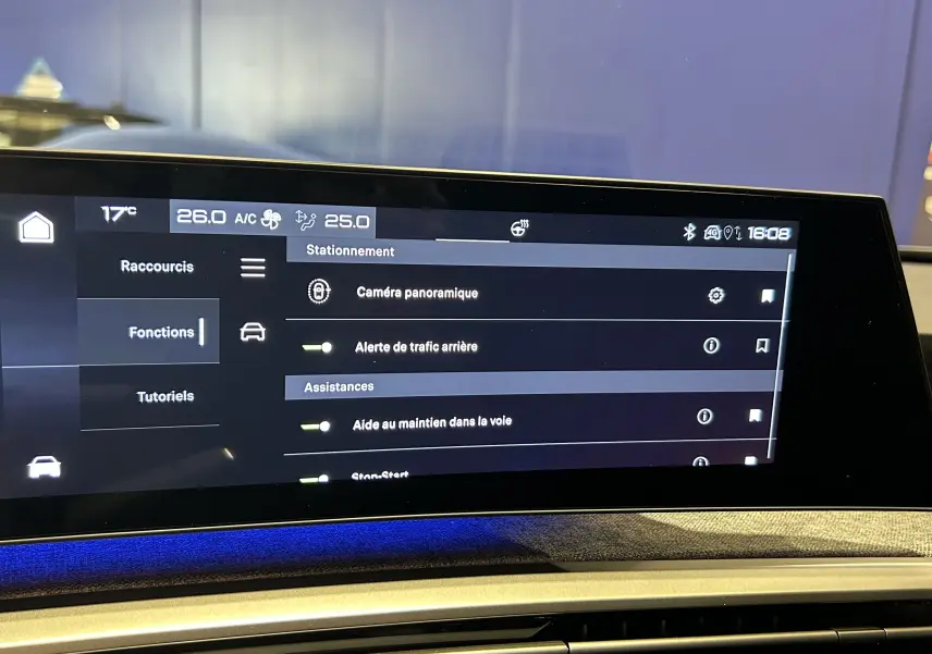 Écran tactile central du Peugeot 3008 gris Artense 2024 montrant les options d'assistance et caméra 360° en intérieur.