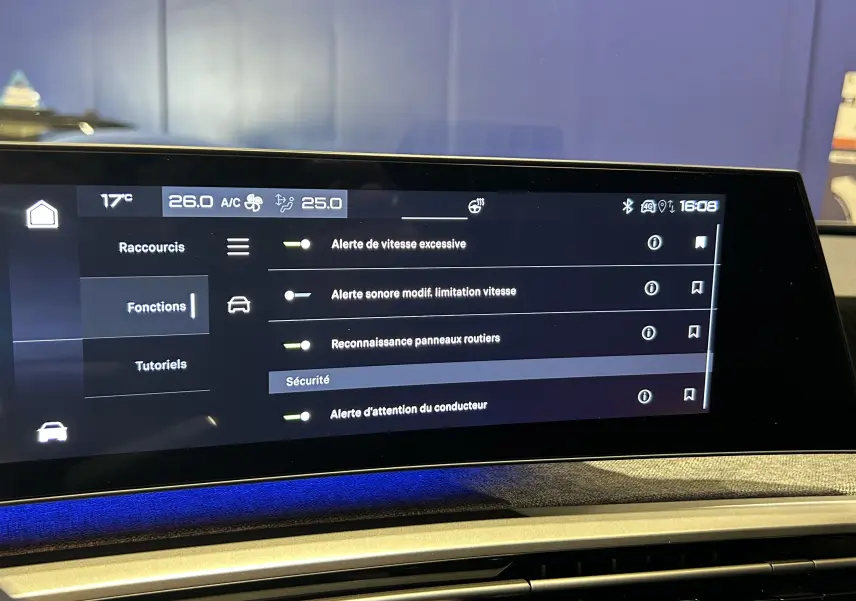 Écran tactile du système i-Cockpit du Peugeot 3008 III Hybrid 145, affichant les réglages de sécurité et alertes.
