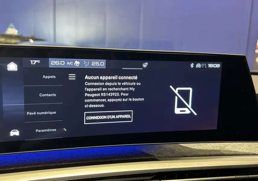 Écran tactile central du Peugeot 3008 III Hybrid 145 Allure affichant la connexion Bluetooth inactive, avec ambiance lumineuse bleue.