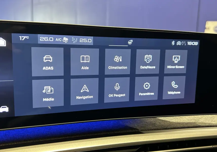 Écran tactile central du Peugeot 3008 III Hybrid 145, affichant les menus de climatisation, navigation et médias.
